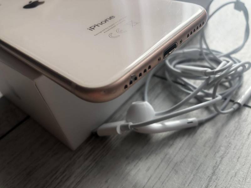 ox_sprzedam-iphone-8-rose-gold-256gb-od-kobiety-sluchawki-apple