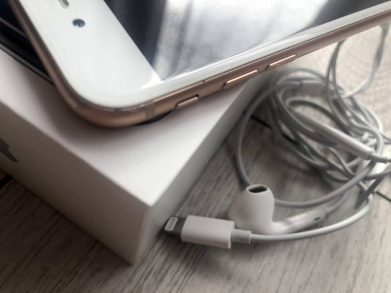 ox_sprzedam-iphone-8-rose-gold-256gb-od-kobiety-sluchawki-apple