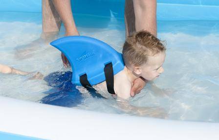 ox_swimfin-innowacyjna-pletwa-rekina-do-nauki-plywania-niebieska