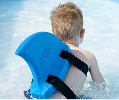 ox_swimfin-innowacyjna-pletwa-rekina-do-nauki-plywania-niebieska