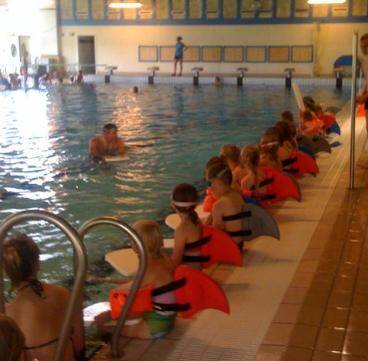 ox_swimfin-innowacyjna-pletwa-rekina-do-nauki-plywania-niebieska