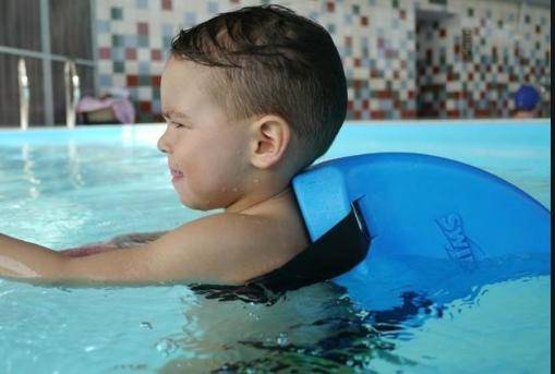 ox_swimfin-innowacyjna-pletwa-rekina-do-nauki-plywania-niebieska