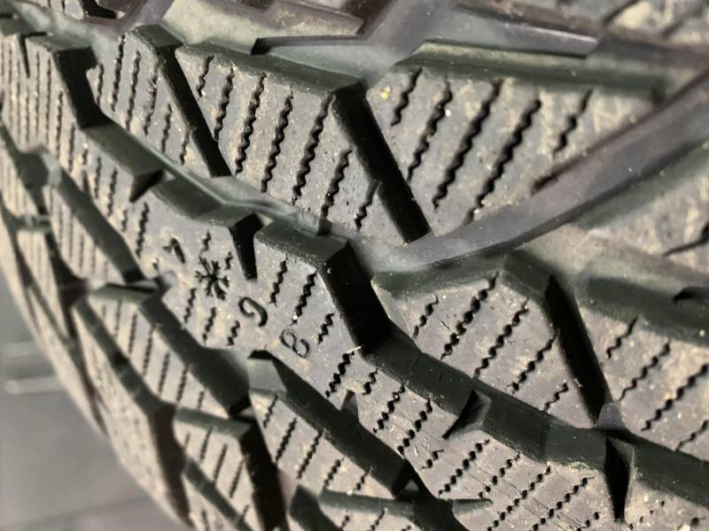 ox_sprzedam-komplet-4-opon-zimowyc-nokian-22550r18