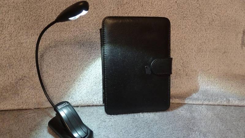 ox_czytnik-e-bookow-amazon-kindle-5-etui-lampka-mighty-bright