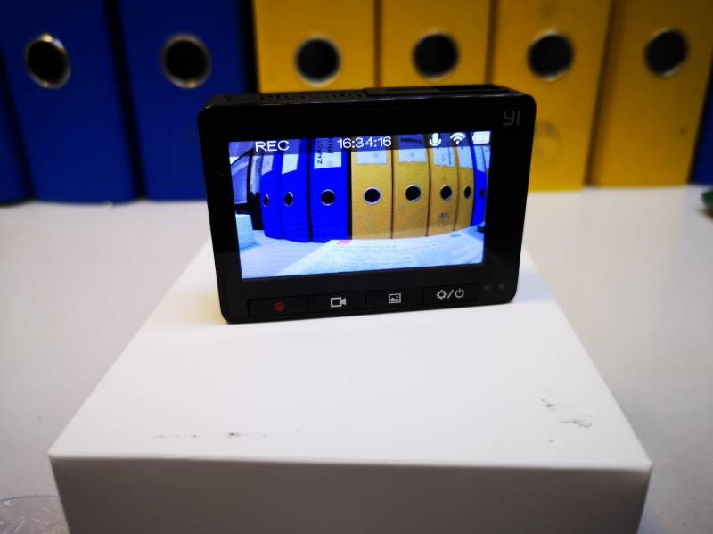 ox_kamera-samochodowa-xiaomi-yi-smart-dash-camera