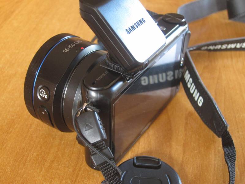 ox_aparat-fotograficzny-samsung-nx-2000