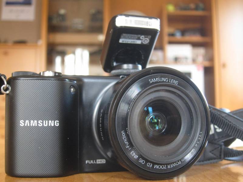 ox_aparat-fotograficzny-samsung-nx-2000