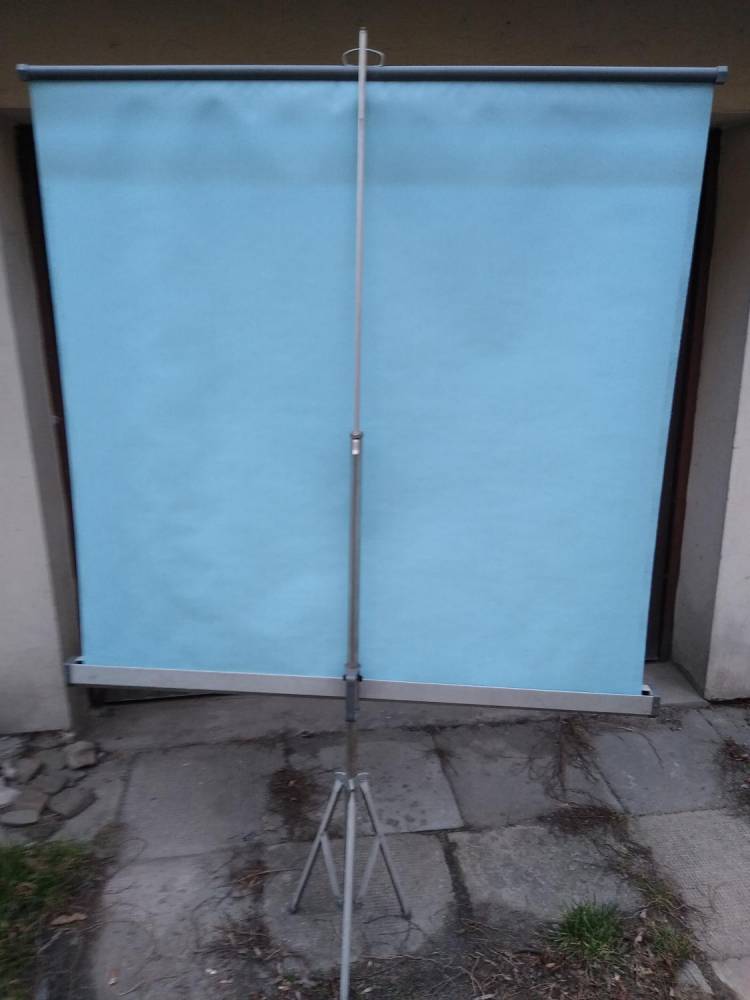ox_ekran-projekcyjny-rozkladany-na-stojaku-o-wymiarach-125-cm-na-125-cm
