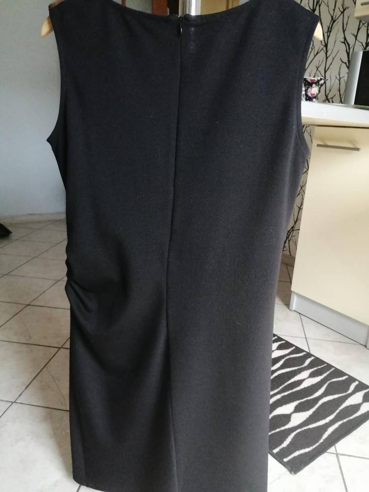 ox_elegancka-czarna-sukienka-z-wstawka-z-rudej-skory-firmy-miarte-xxl