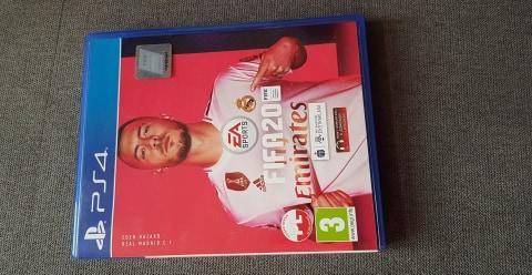 ox_konsola-sony-ps4-slim-1tb-2-pady-gra-fifa20