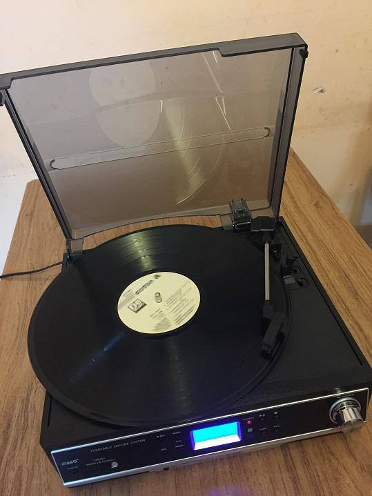 ox_gramofon-multimedialny-i-pokazna-kolekcja-plyt-winylowych