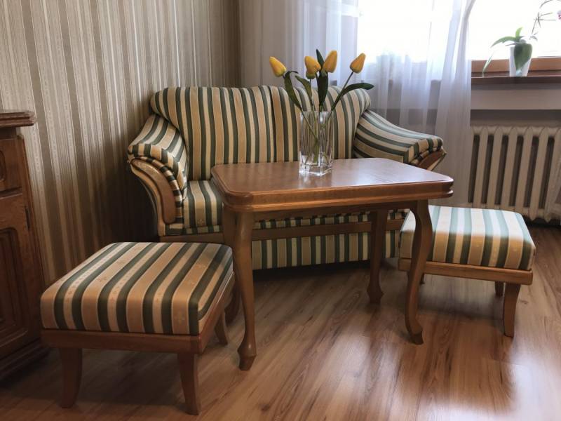 ox_debowa-sofa-rozkladana-wraz-ze-stolikiem-i-2-pufami