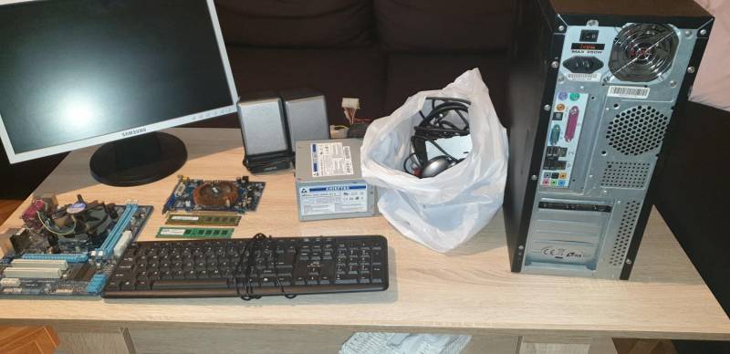ox_komputer-z-monitorem-duzo-dodatkow