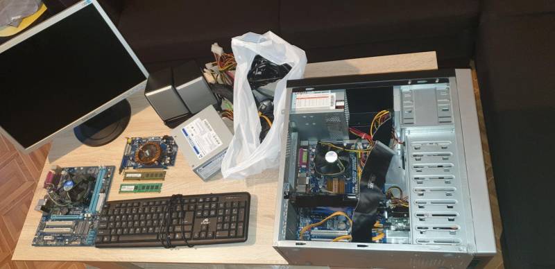 ox_komputer-z-monitorem-duzo-dodatkow