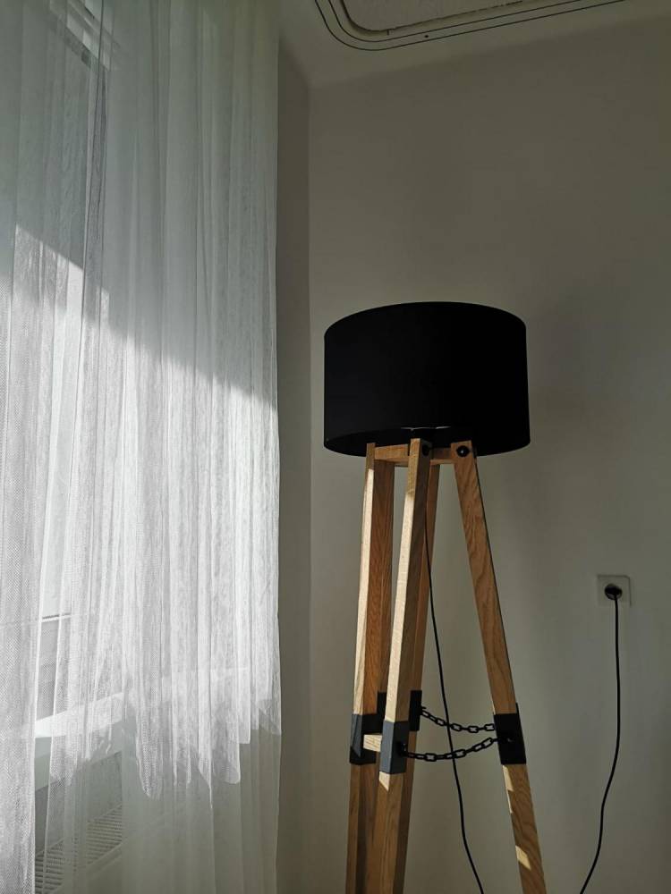 ox_lampa-podlogowa-trojnog-z-drewna-jesionowego