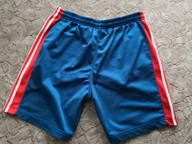 ox_krotkie-sportowe-spodenki-adidas-rozl-z-kieszeniami-stan-idealny