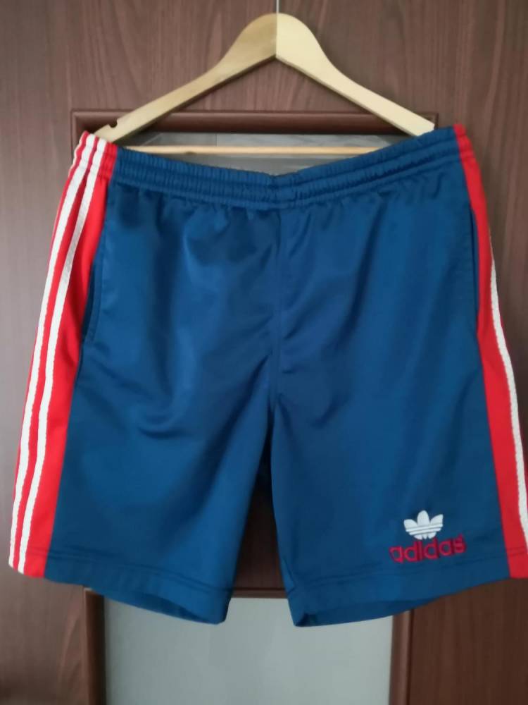 ox_krotkie-sportowe-spodenki-adidas-rozl-z-kieszeniami-stan-idealny
