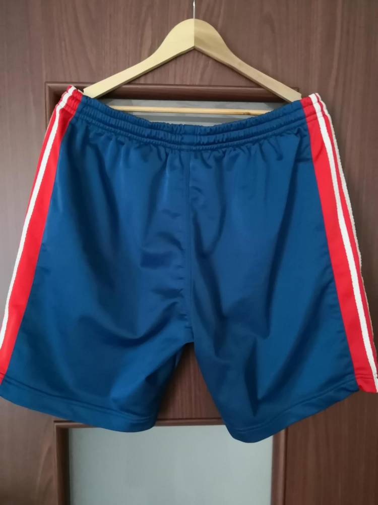 ox_krotkie-sportowe-spodenki-adidas-rozl-z-kieszeniami-stan-idealny