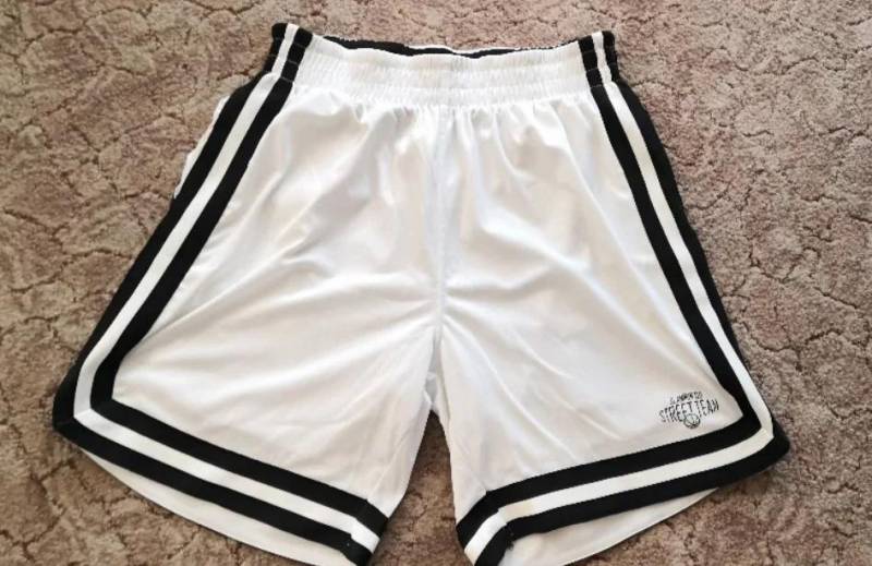 ox_krotkie-sportowe-spodenki-cropp-xl-bialo-czarne-z-kieszeniami-bdb-stan