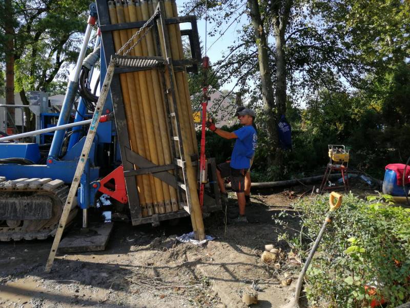 ox_pomocnik-wiertacza-wiertacz-operator-koparki-instalator