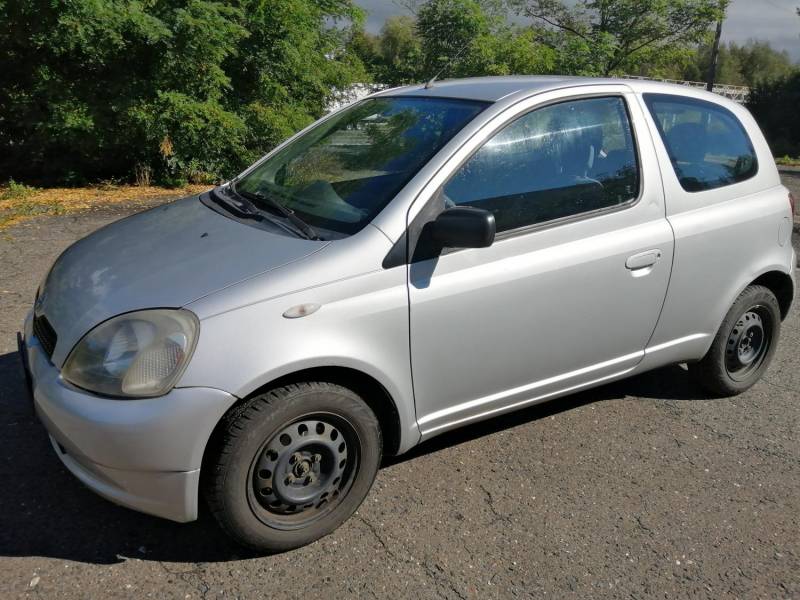 ox_toyota-yaris-2001