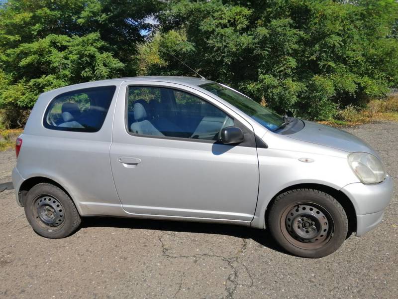 ox_toyota-yaris-2001