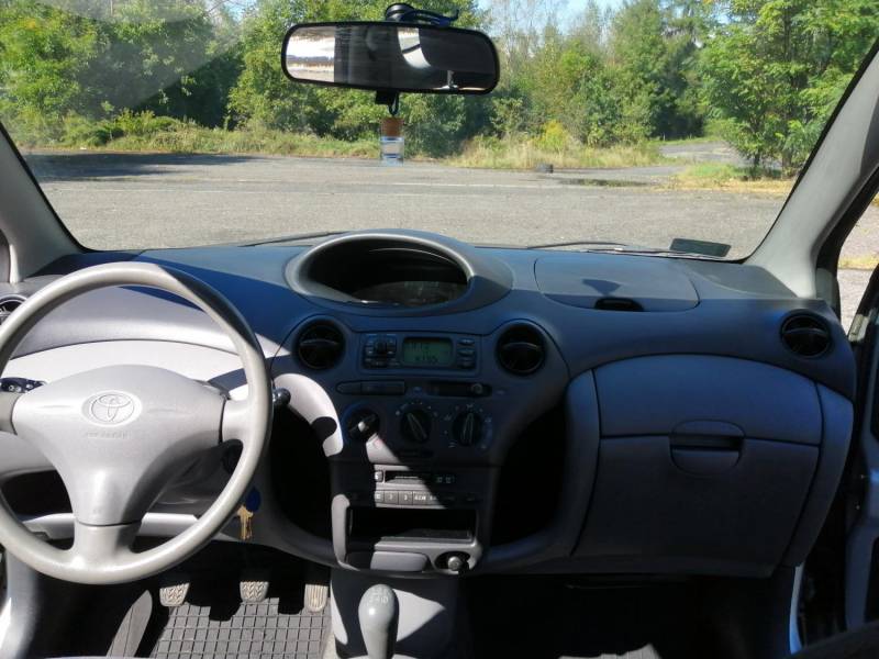 ox_toyota-yaris-2001
