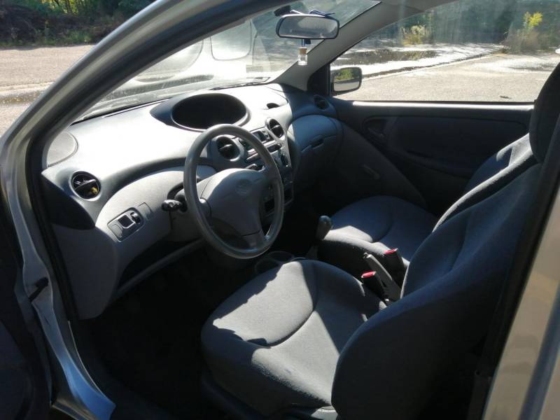 ox_toyota-yaris-2001