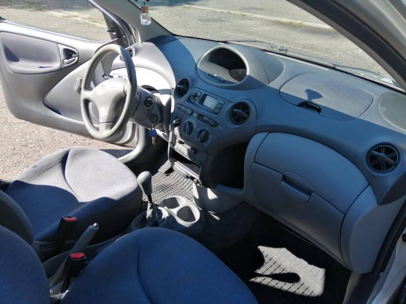 ox_toyota-yaris-2001