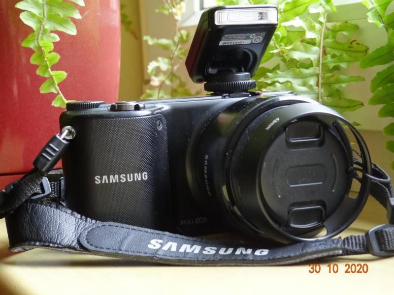 ox_aparat-fotograficzny-samsung-nx-2000
