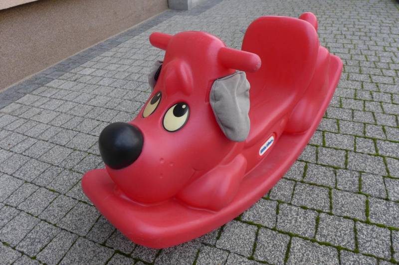 ox_pies-na-biegunach-little-tikes-czerwony-bujak