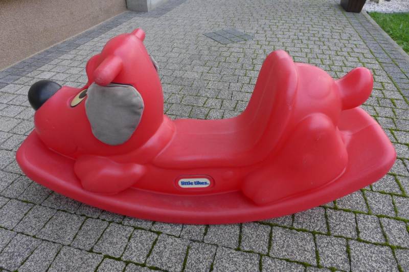 ox_pies-na-biegunach-little-tikes-czerwony-bujak