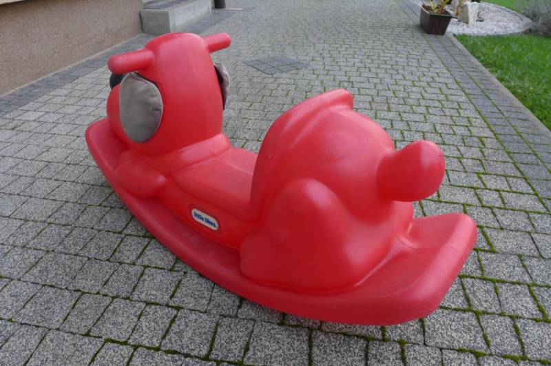 ox_pies-na-biegunach-little-tikes-czerwony-bujak
