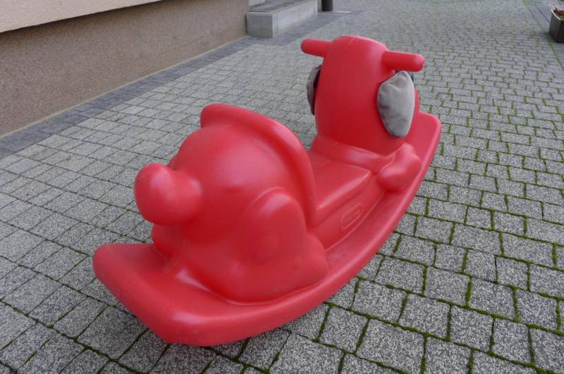 ox_pies-na-biegunach-little-tikes-czerwony-bujak