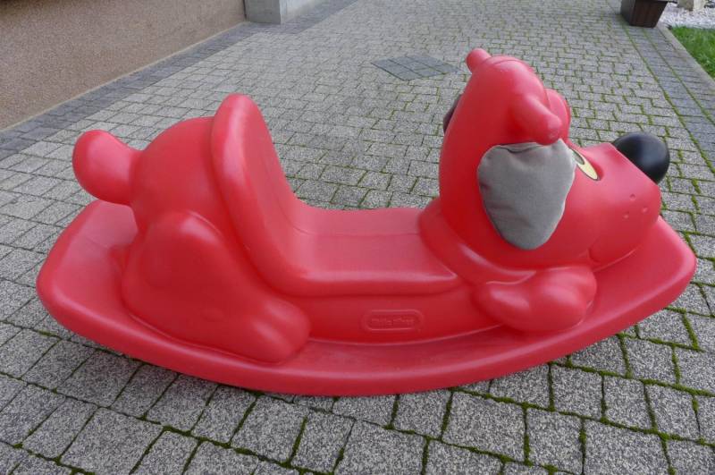 ox_pies-na-biegunach-little-tikes-czerwony-bujak