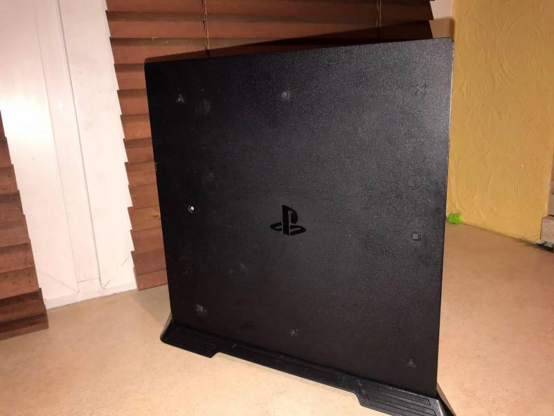 ox_sprzedam-konsole-playstaton-4-pro-1-tb2-pady