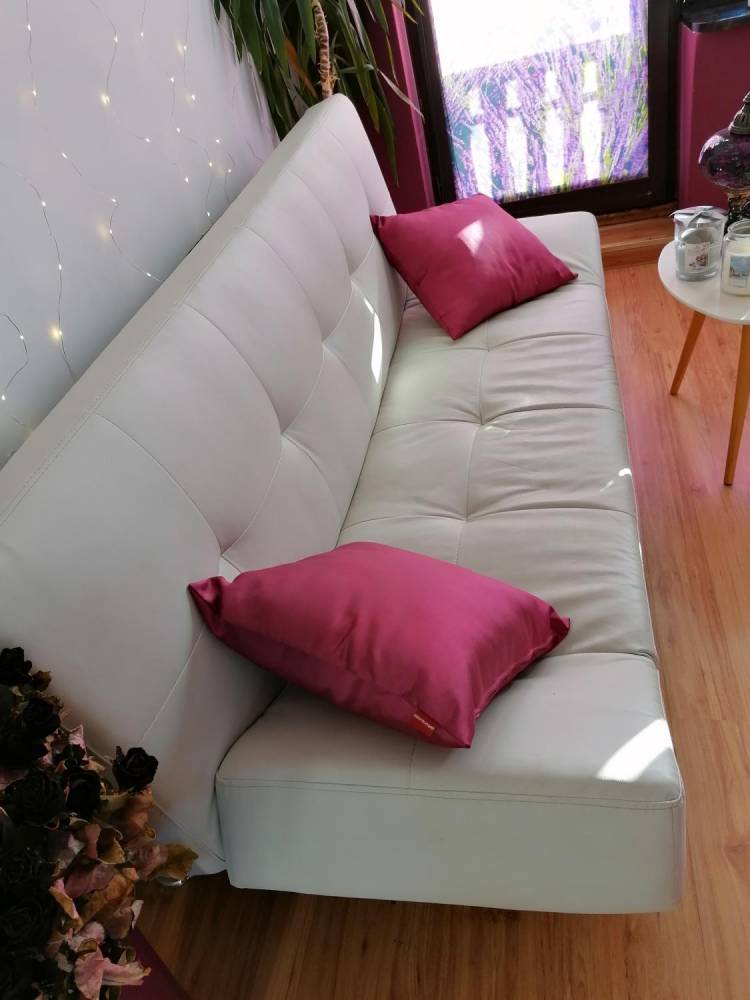 ox_do-sprzedania-biala-sofa