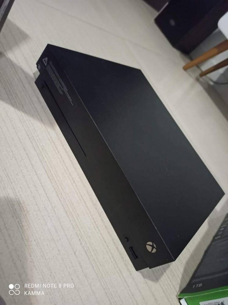 ox_xbox-one-x-4k-udr-1tb-microsoft-2-pady-charge-dock-duo-13-gier