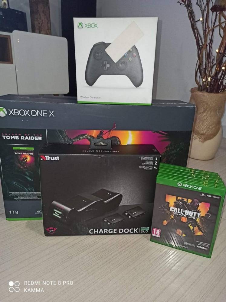 ox_xbox-one-x-4k-udr-1tb-microsoft-2-pady-charge-dock-duo-13-gier