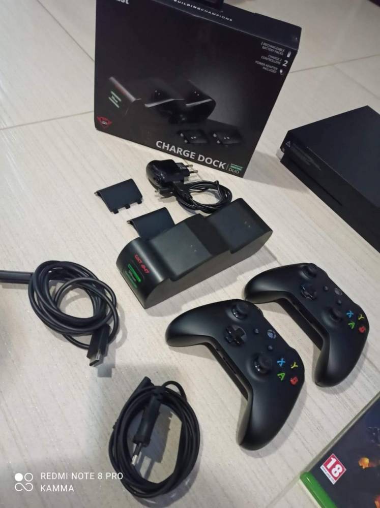 ox_xbox-one-x-4k-udr-1tb-microsoft-2-pady-charge-dock-duo-13-gier
