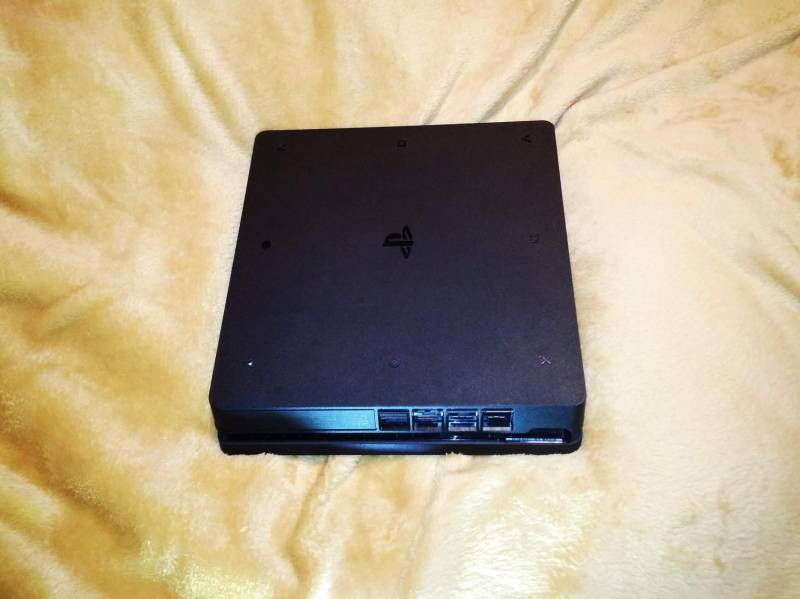 ox_konsola-ps4-slim-1tb