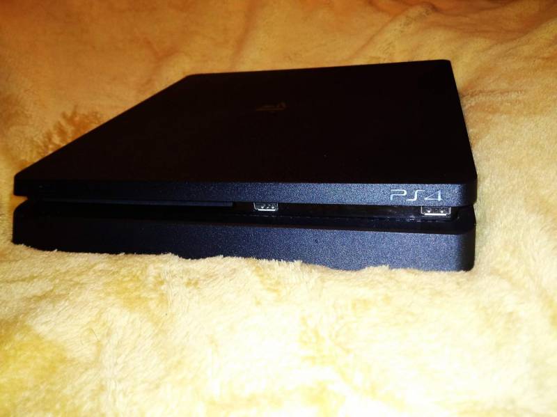 ox_konsola-ps4-slim-1tb
