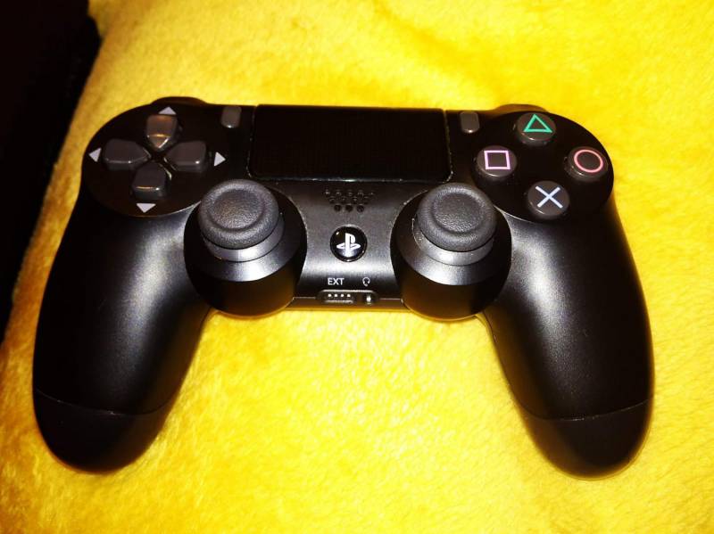 ox_konsola-ps4-slim-1tb