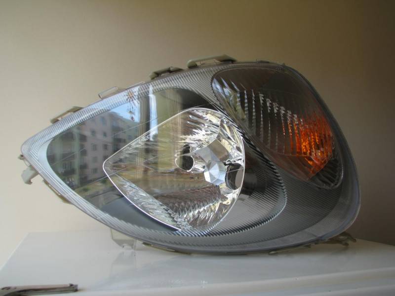 ox_oryginalny-przedni-prawy-reflektor-lampa-toyota-yaris-19992003