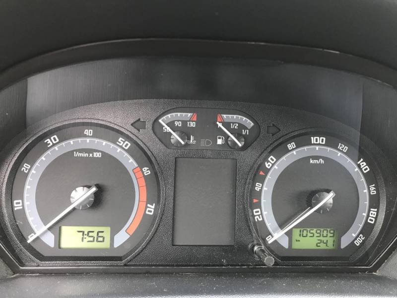ox_skoda-fabia-12-mpi-2005-r-benzyna-105-tysudokumentowane