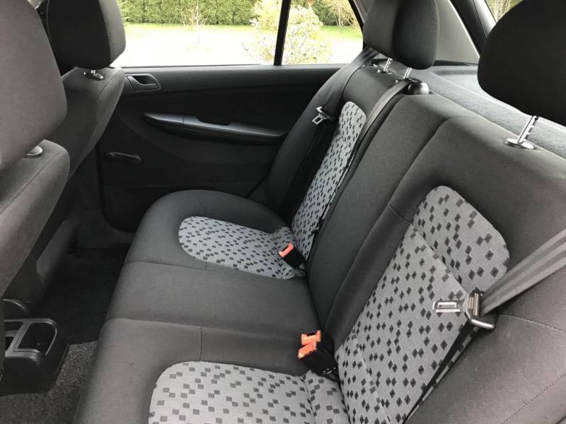 ox_skoda-fabia-12-mpi-2005-r-benzyna-105-tysudokumentowane