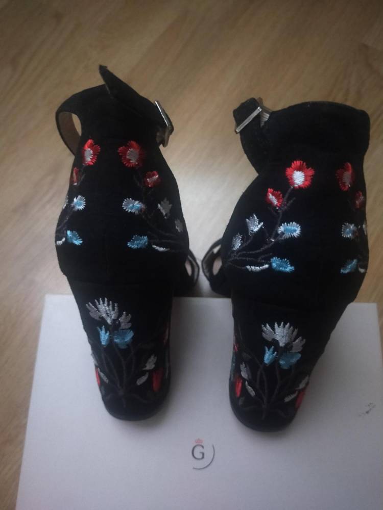 ox_sprzedam-sandalki-na-slupku-nowe