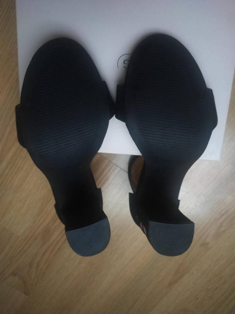 ox_sprzedam-sandalki-na-slupku-nowe