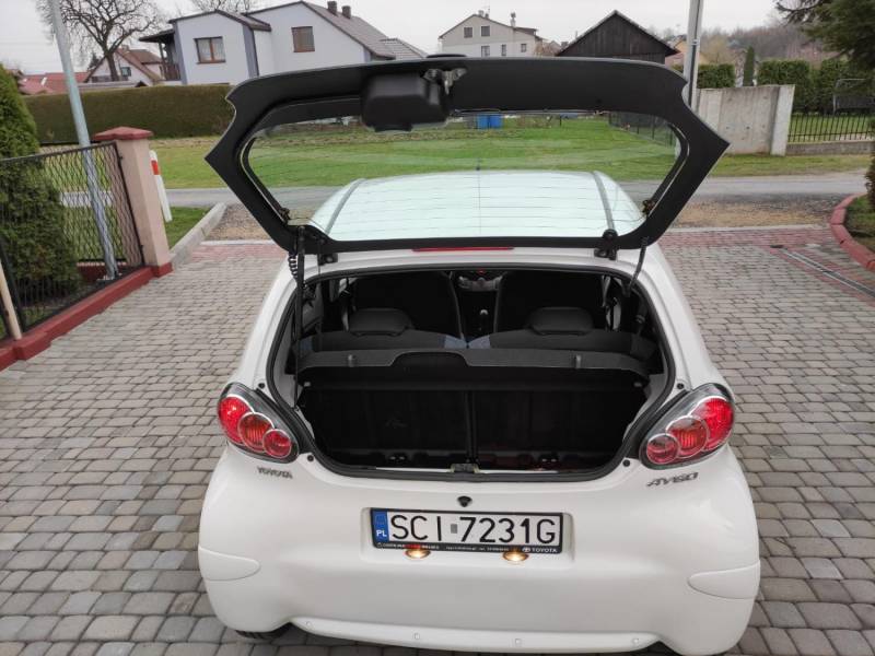 ox_toyota-aygo-2014-lift-biala-perla-tylko-21901km