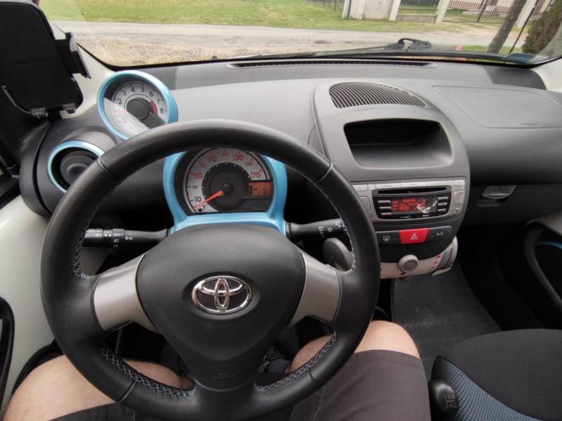 ox_toyota-aygo-2014-lift-biala-perla-tylko-21901km